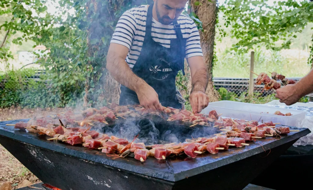 Animation culinaire brasero pour événements professionnels avec Kantxa Traiteur