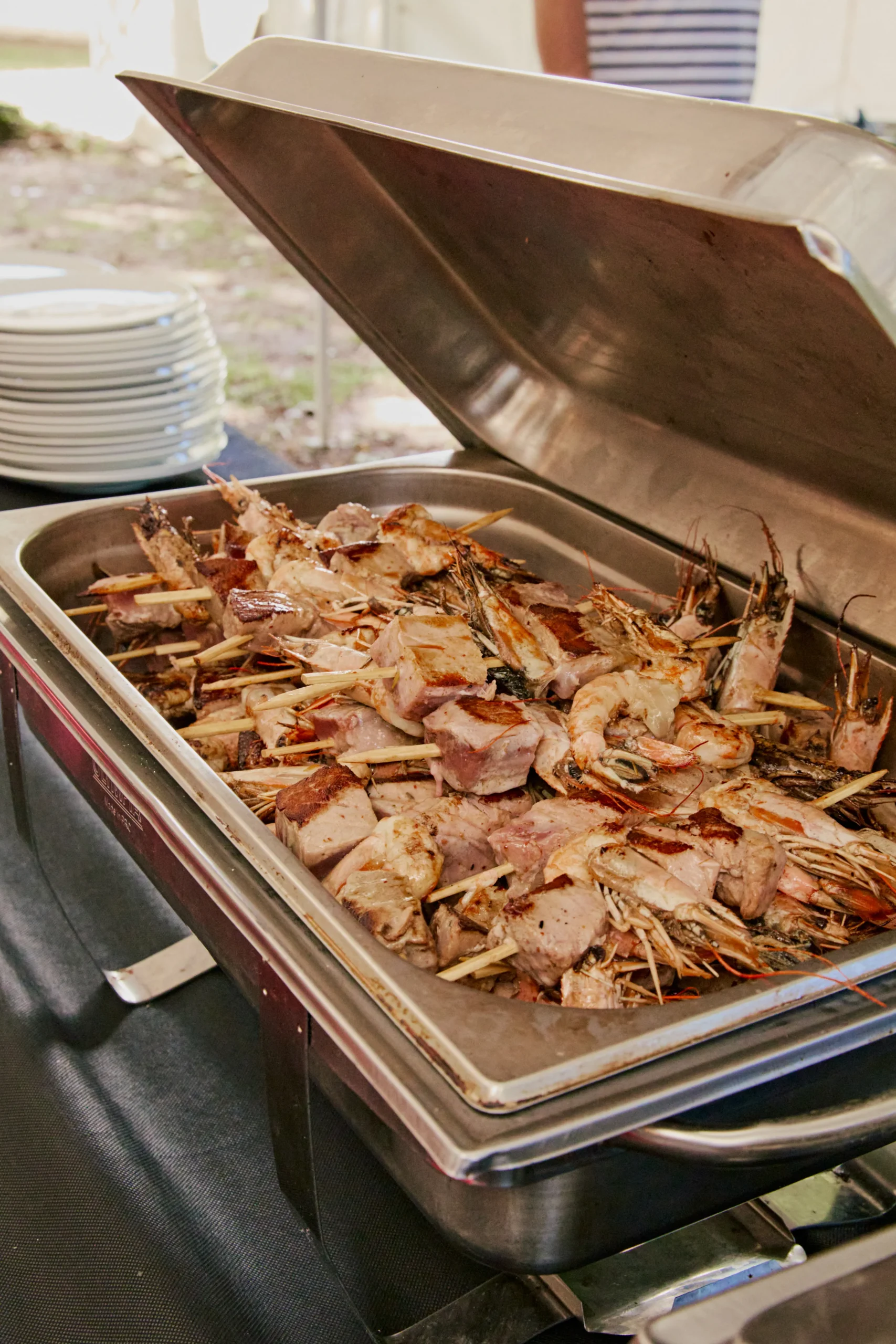 Buffet gastronomique basque avec spécialités de la mer et du terroir
