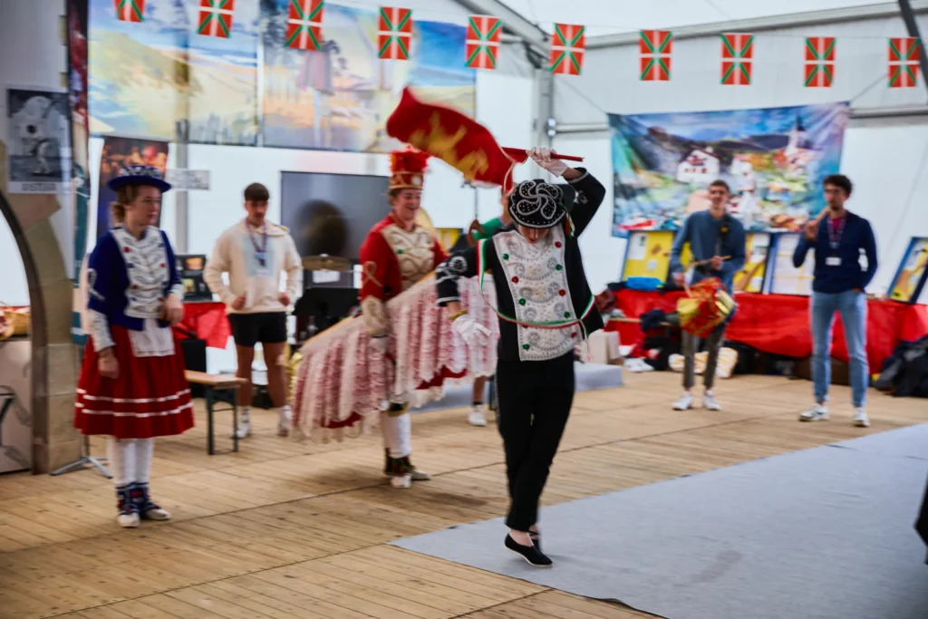 Animations festives basques pour événements en France : musique et danse traditionnelles