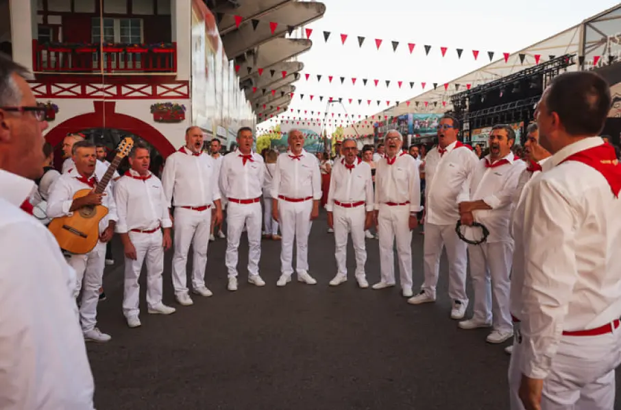 Chœur de chanteurs basques interprétant des chants traditionnels lors d’un événement