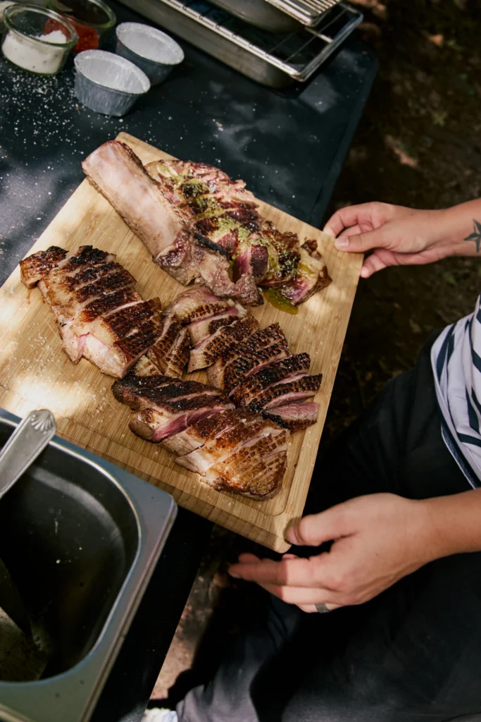 Magret de canard cuit au brasero, cuisine conviviale signée Kantxa Traiteur
