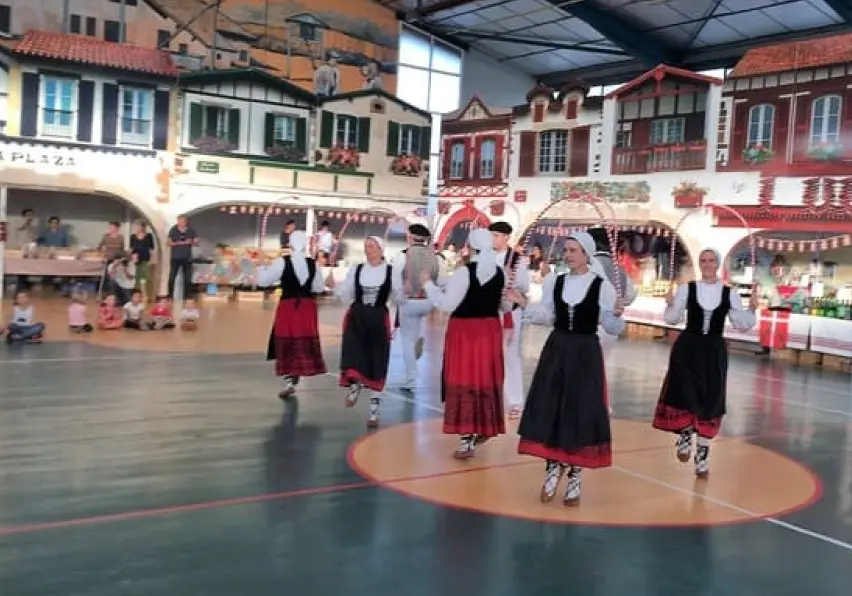 Danseurs basques en costume traditionnel lors d’une animation culturelle