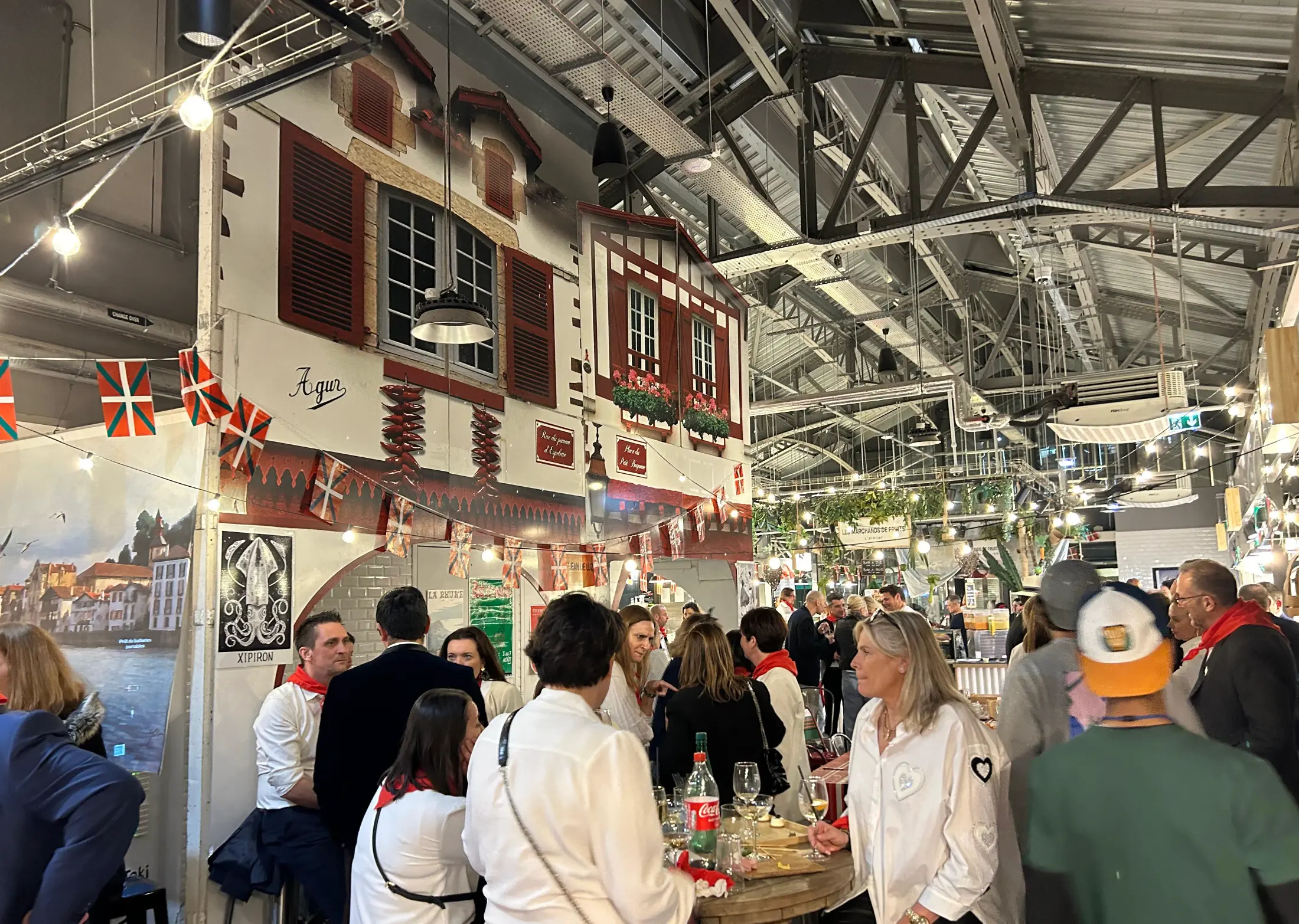 Décor traditionnel basque installé pour un événement professionnel