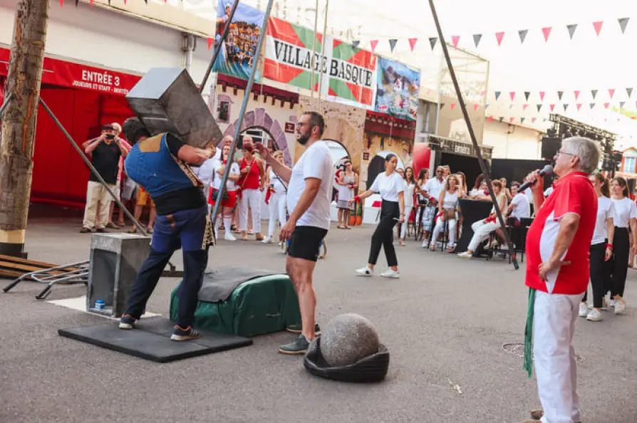 Démonstration de force basque traditionnelle lors d’un événement professionnel