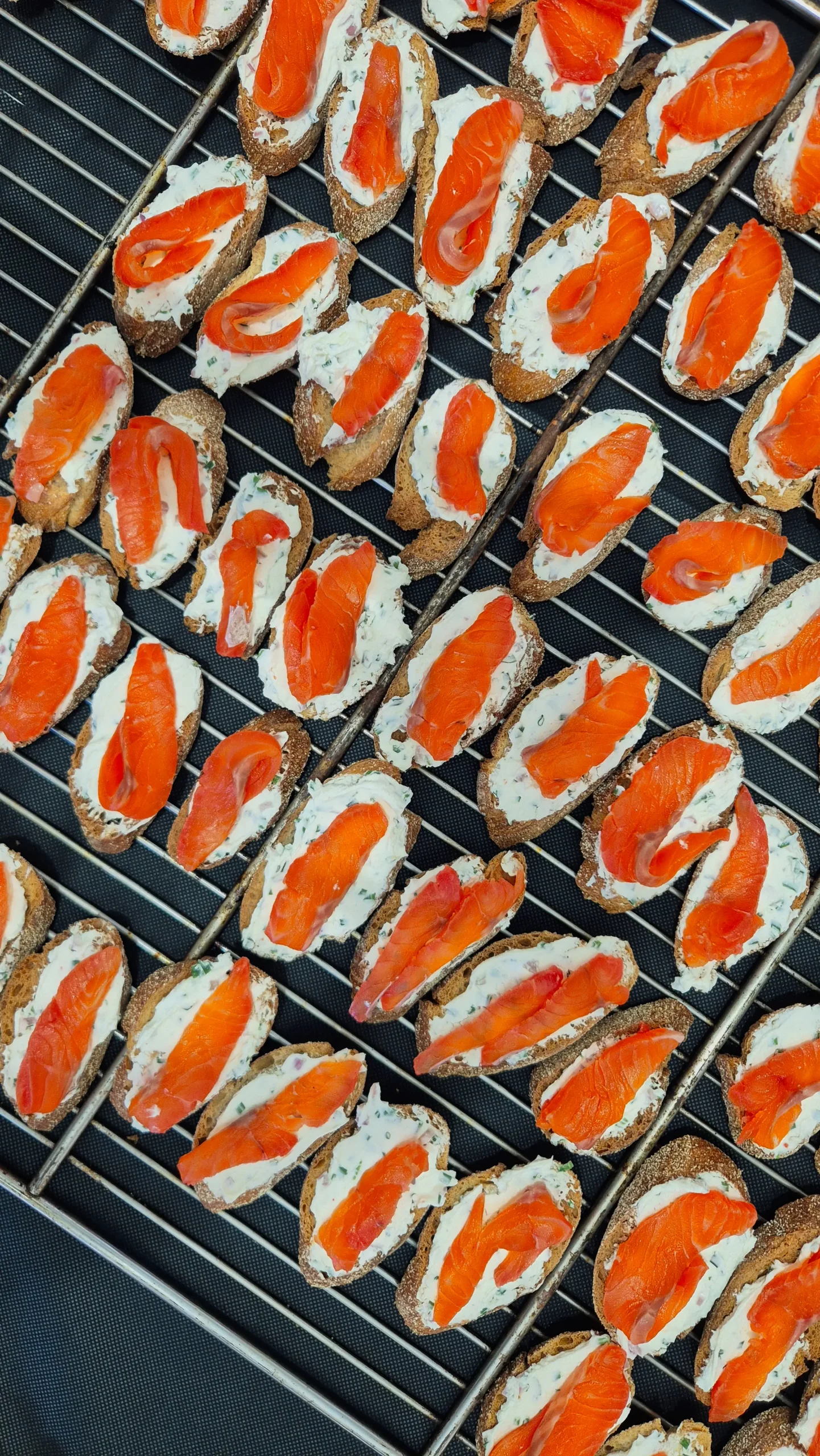 Buffet festif avec tapas et pintxos basques pour vos réceptions d’entreprise