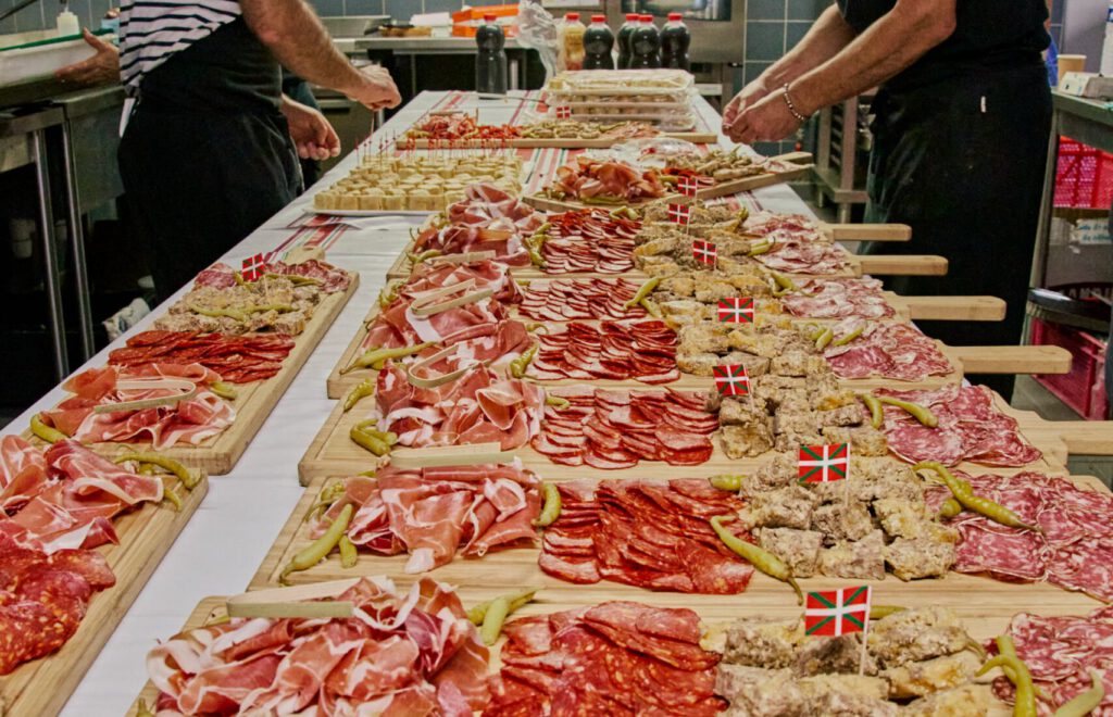 Planches généreuses de charcuteries et fromages basques pour vos événements