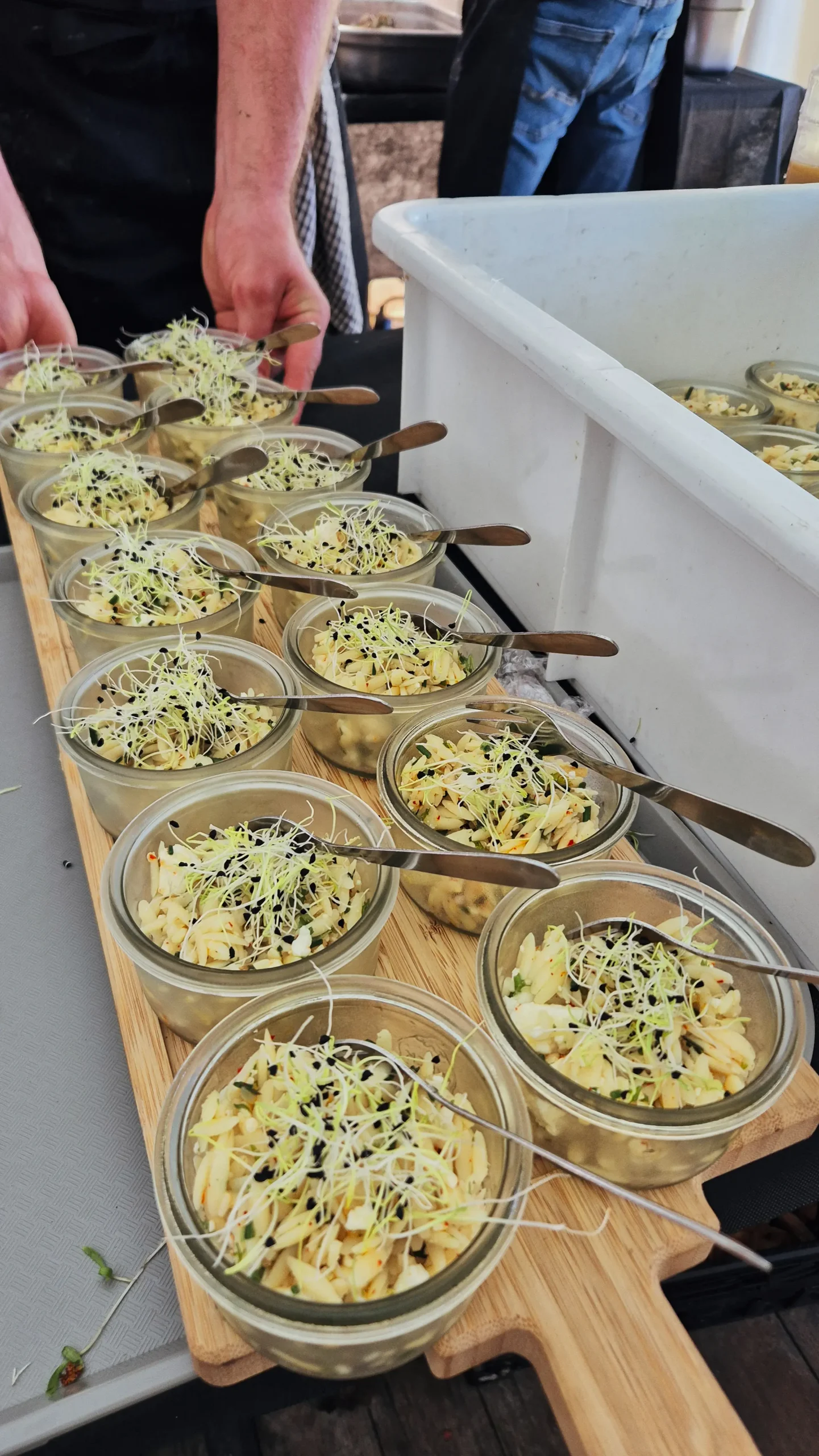 Salade orzo méditerranéenne revisitée par Kantxa Traiteur pour buffets et cocktails