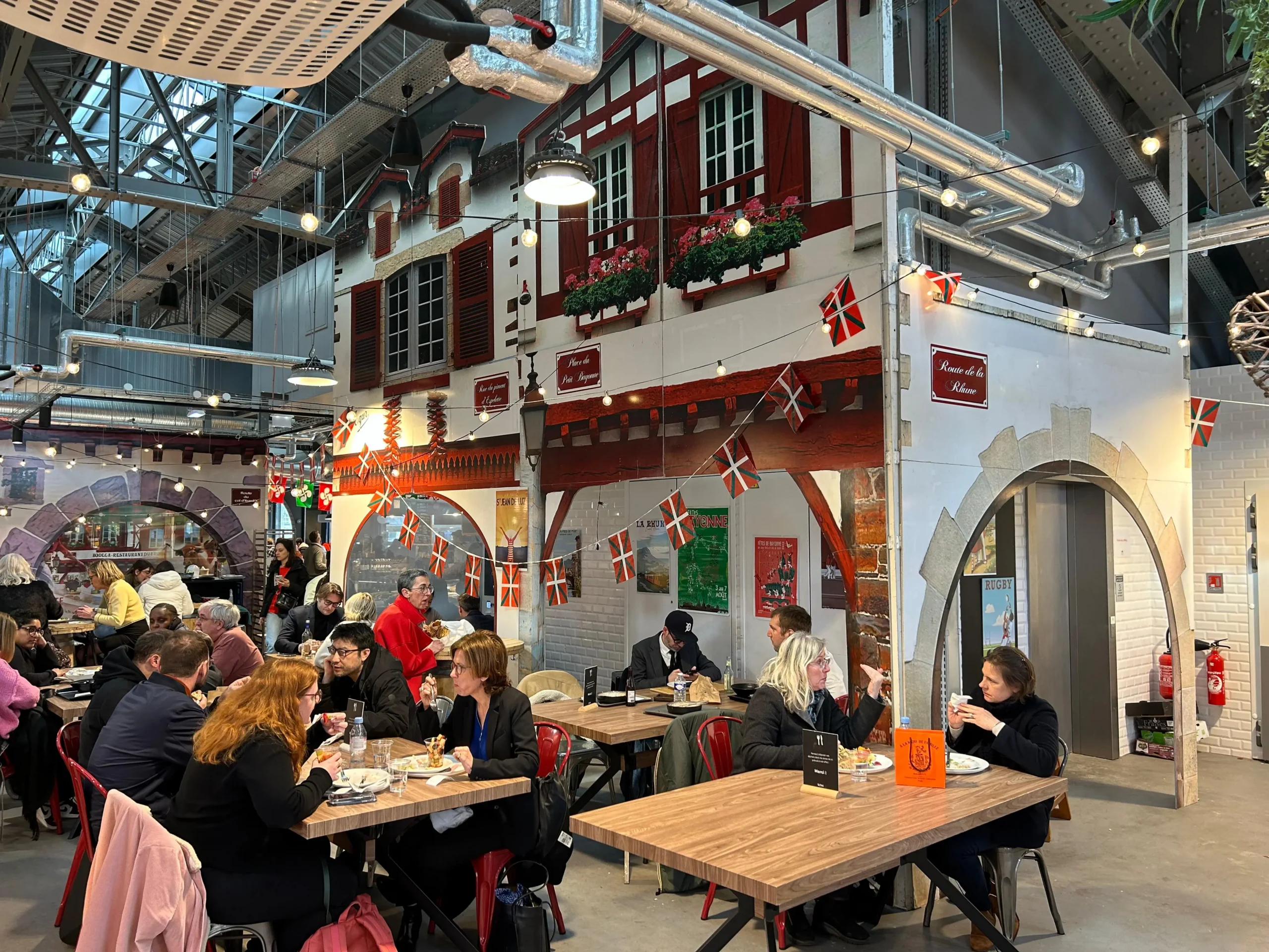 Décor traditionnel basque installé pour un événement professionnel