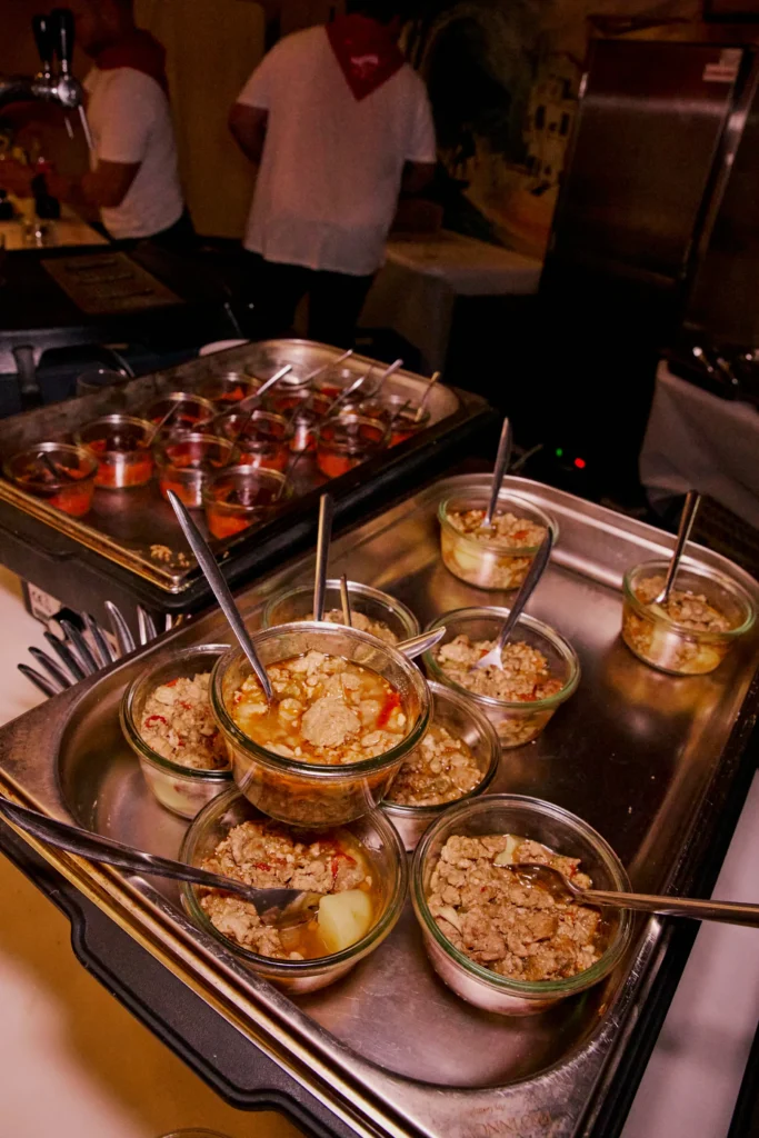 Buffet convivial signé Kantxa Traiteur, une cuisine festive et authentique pour vos événements professionnels
